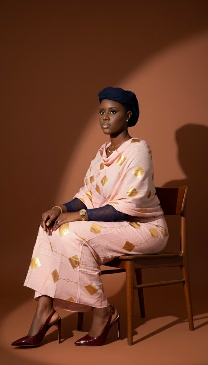 Dempé Douceur lumineuse ASWAH - Tenue traditionnelle rose poudré avec ornements dorés